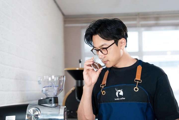 着卡皮巴拉喝咖啡一秒穿越巴西热带雨林不朽情缘网站年轻人喝瑞幸的新场景：抱(图15)