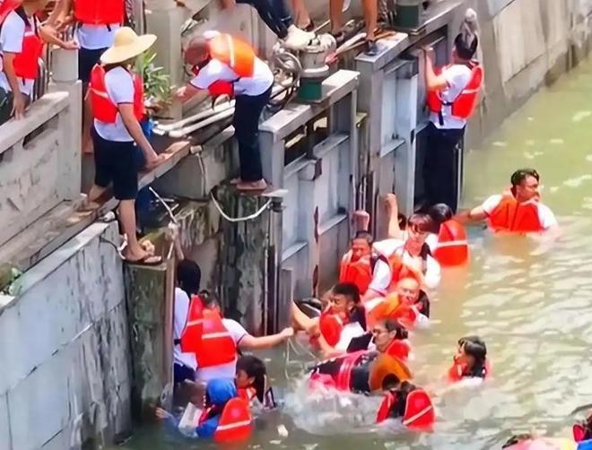 条龙舟翻2条邻村嘲笑记族谱原因在闺女上不朽情缘平台登录网页端午剩1天猎德3(图12)